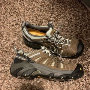 Like new size 8, steel toed Keens
